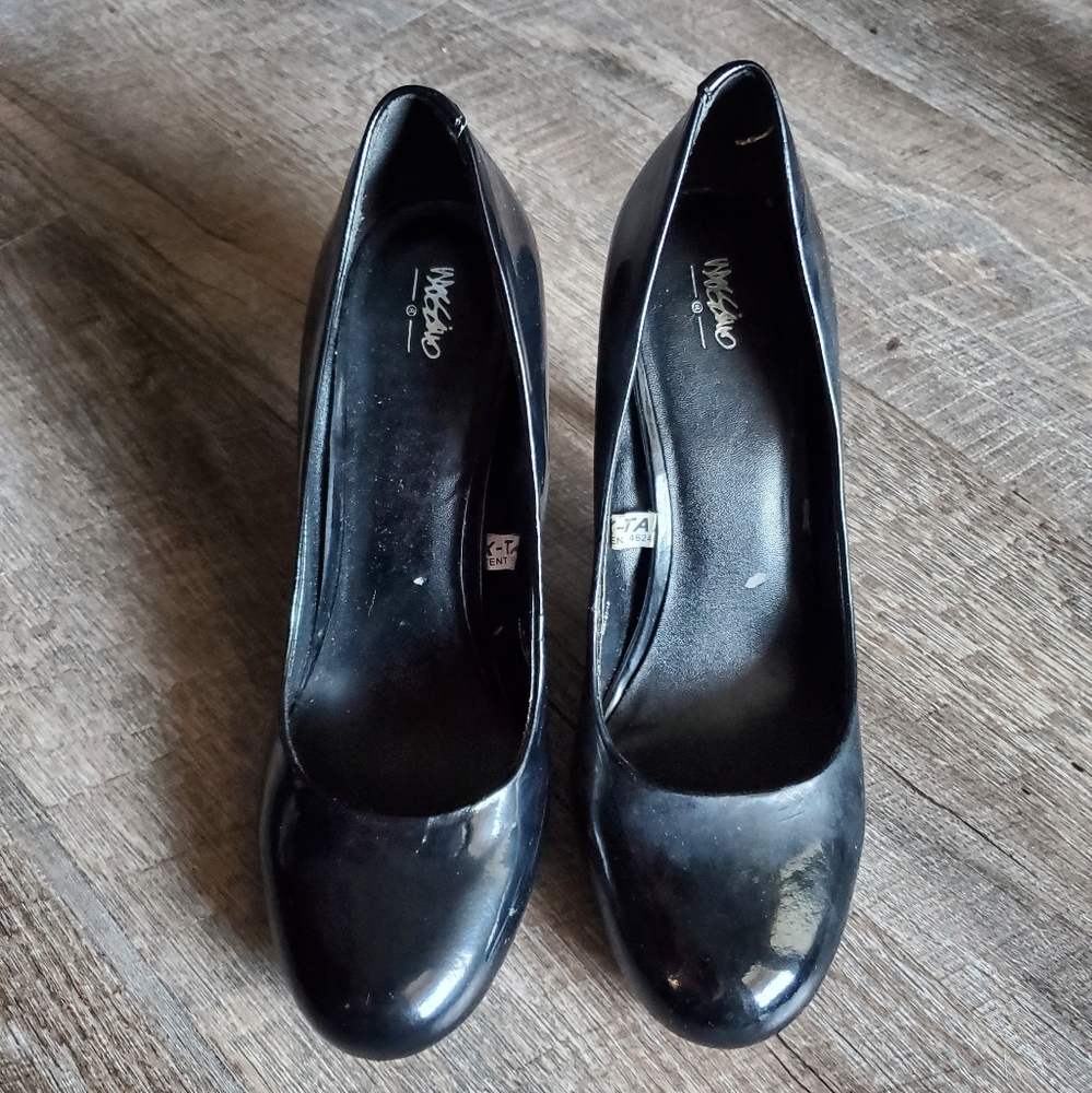 Black patent leather pumps heels